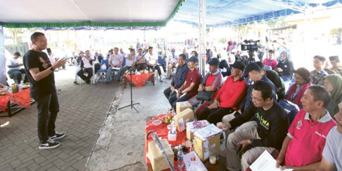 DATANG LANGSUNG: Pj Wali Kota Malang Wahyu Hidayat menjawab keluhan warga Kelurahan Rampal Claket, Kecamatan Klojen, kemarin pagi.
