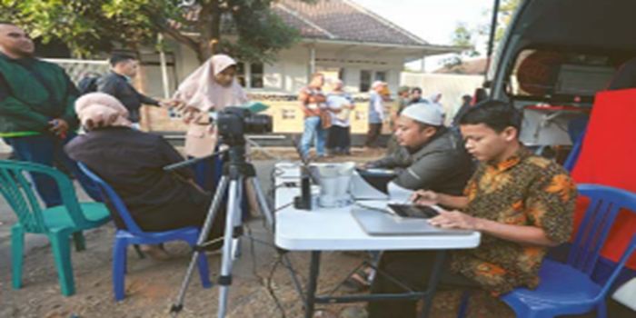 ADMINDUK: Warga ikut perekaman e-KTP saat program Suling Sakti digelar di Masjid Al Ismai&rsquo;iliyah, Dusun Sidomulyo, Bululawang, kemarin (19/7)