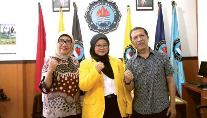 MEMBANGGAKAN: Rektor Uniga Prof Dr Ernani Hadiyati SE MS (kiri) dan Kepala KUI Uniga Drs Novi Prihananto MPd PhD (kanan) mendampingi Asti Ghoisani yang mendapat beasiswa YSEALI.