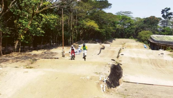 BUTUH PERBAIKAN: Atlet BMX Kota Malang menjalani pemusatan latihan untuk PON Aceh-Sumut 2024 di Lintasan BMX Velodrome Kota Malang kemarin.