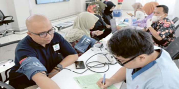 SKRINING: Kolaborasi antara RSU Brimedika Malang dan PMI Kota Malang di kegiatan donor darah dalam HUT Ke-2 yang digelar Kamis (18/7).