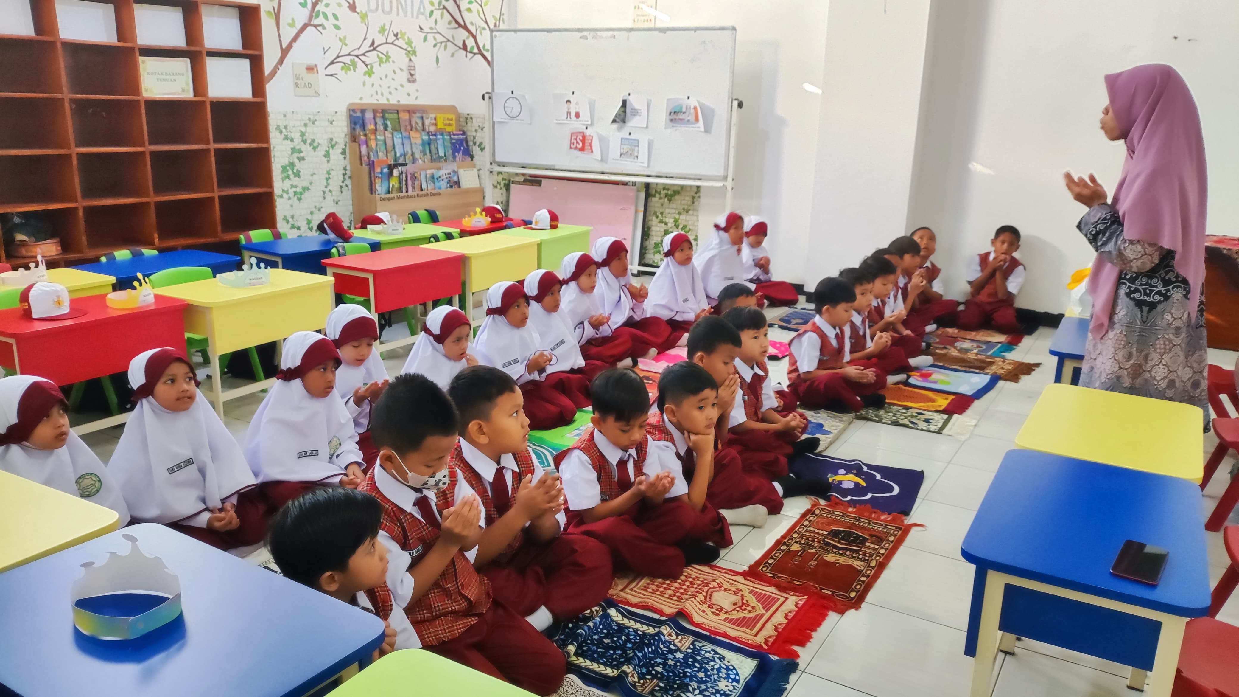 PERKUAT IMAN : Pembiasaan salat dhuha dan doa bersama seluruh siswa SDI As Salam Malang sebelum memulai kegiatan.