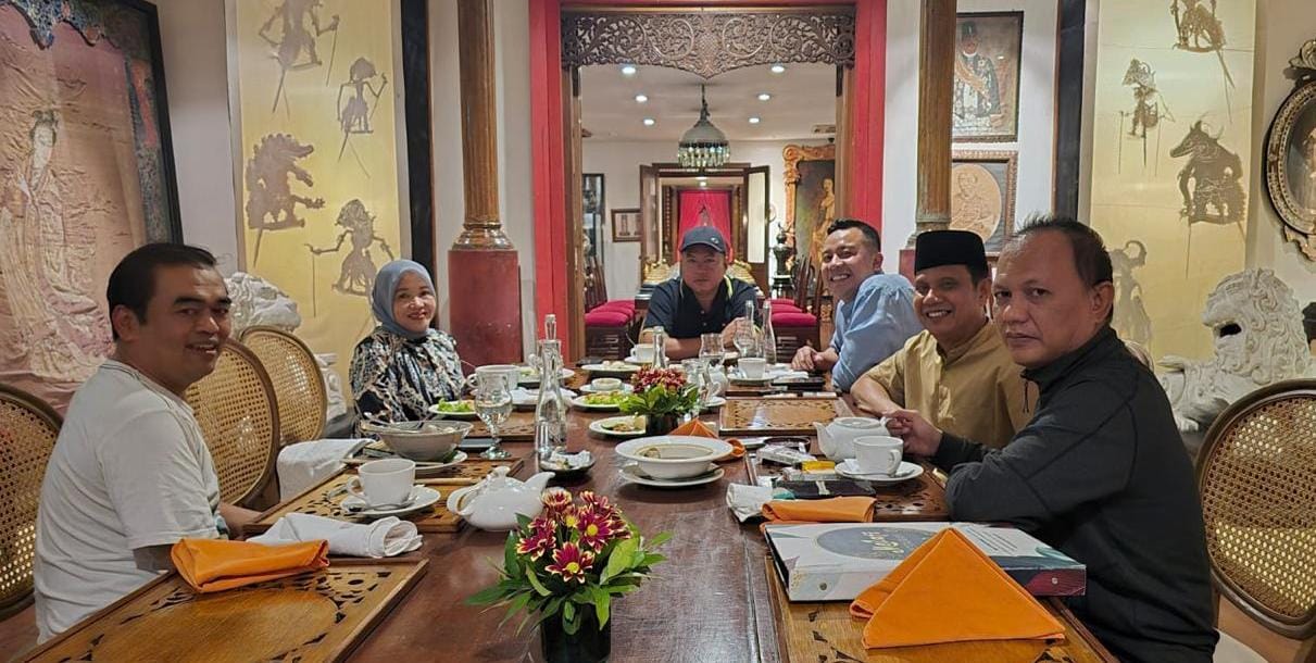 GAYENG: Bu Nyai Latifah bersama Abah Gun dan beberapa petinggi Golkar Gerindra saat konsolidasi politik di Hotel Regent beberapa waktu lalu.