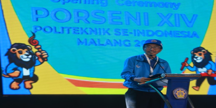 SAMBUTAN: Direktur Polinema Ir Supriatna Adhisuwigno ST MT memberikan sambutan pembuka Porseni XIV.