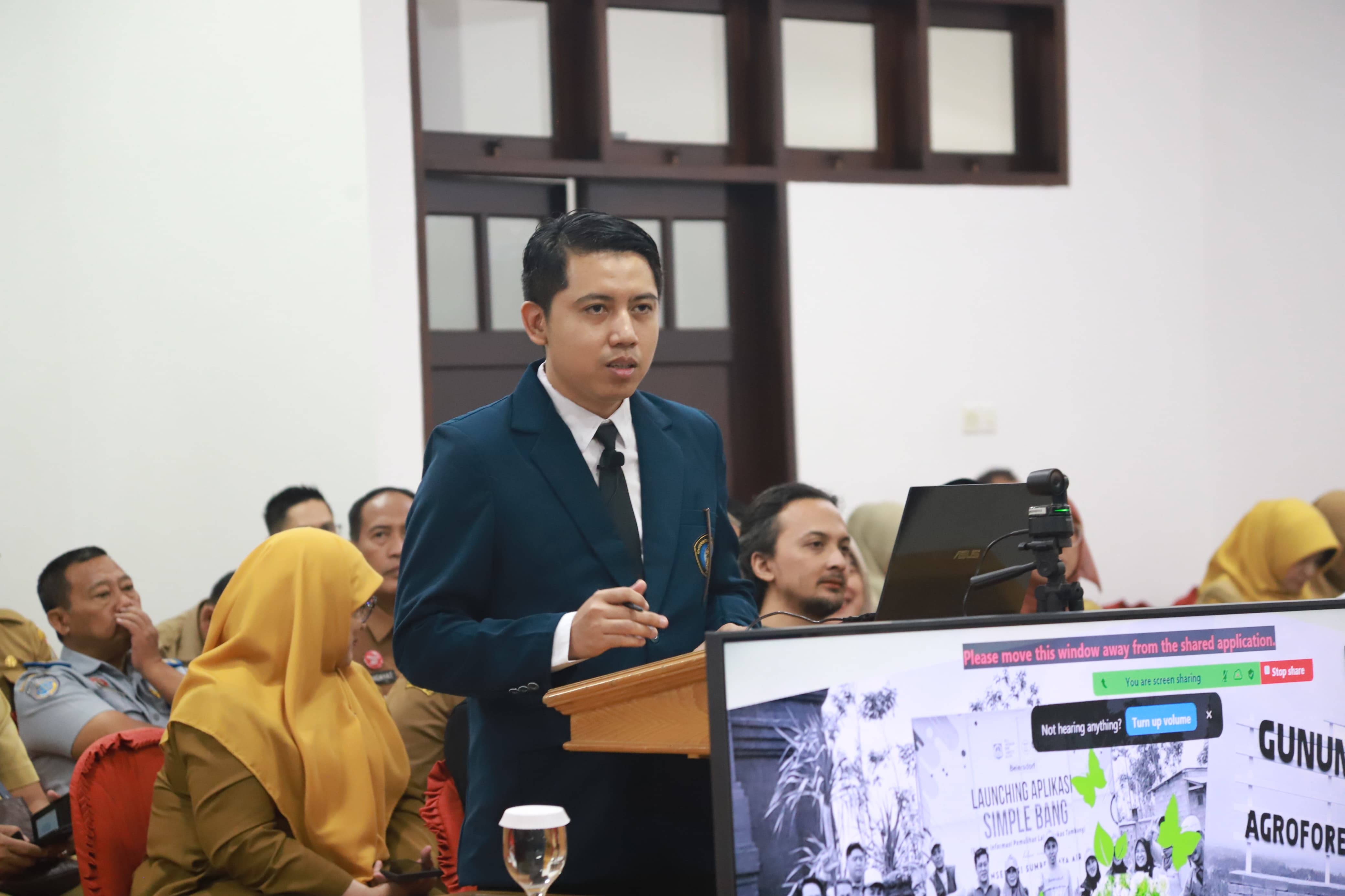 Ahmad Dzulfikar Nurrahman memaparkan hasil disertasinya