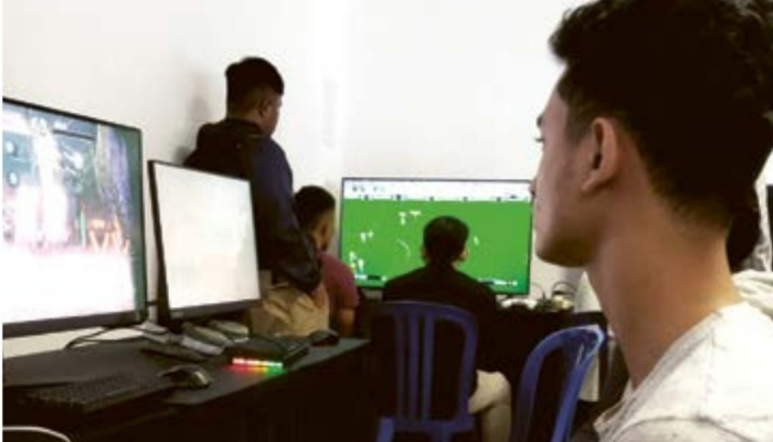 SEMAKIN BERKEMBANG: Salah satu peserta lomba E-sport menjalani pertandingan kategoriTaken di Malang Creative Center kemarin.
