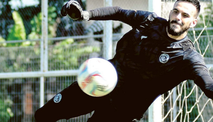 MEMBURU PRESTASI: Lucas Frigeri menjalani sesi latihan bersama tim di Lapangan Samudra Kuta, Bali kemarin.