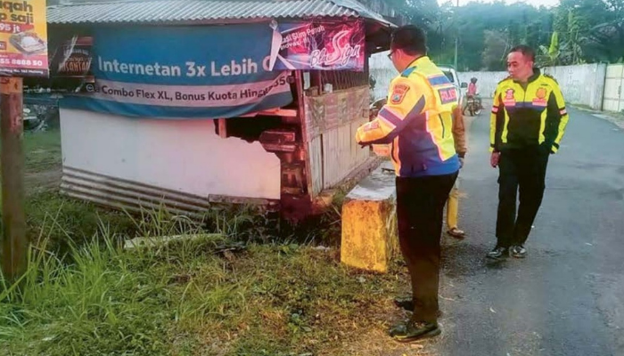 DEKAT RUMAH KORBAN: Polisi memeriksa lokasi kecelakaan di Jalan Stasiun, Desa Watugede, Kecamatan Singosari, kemarin.