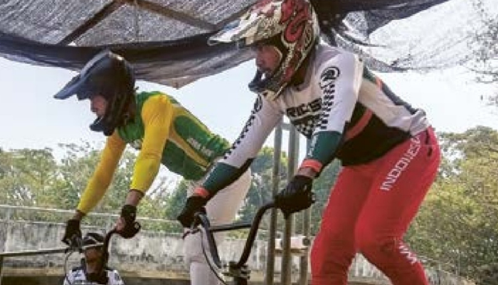 KERJA EKSTRA: Atlet ISSI Jawa Timur menunggu aba-aba untuk meluncur di Lintasan BMX Velodrome Kota Malang Jumat lalu (19/7).