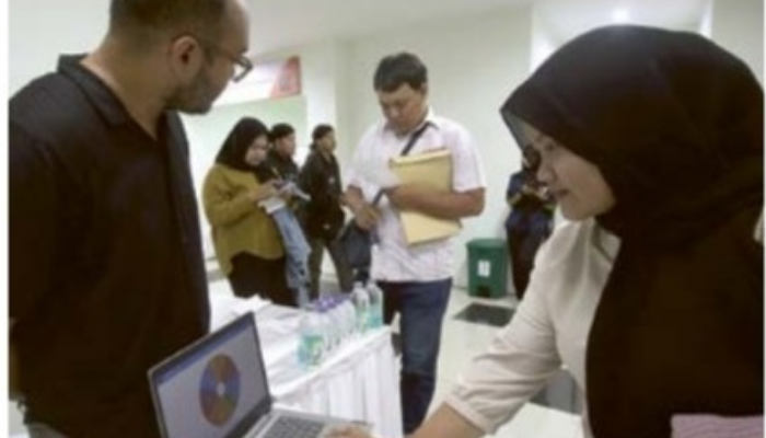 TARUH LAMARAN: Sejumlah pencari kerja mendatangi job fair yang digelar Pemkot Malang di Mal Pelayanan Publik.