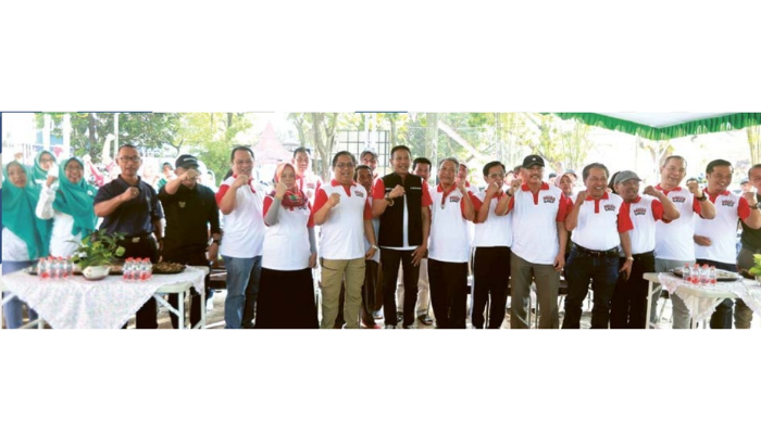 KOMPAK: Pj Wali Kota Malang Dr Ir Wahyu Hidayat MM (pakai rompi) foto bersama dengan warga Rampal Claket, Klojen, Kota Malang, kemarin siang.