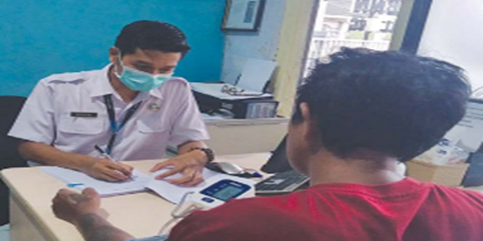 BERKALA: Salah seorang pasien rehabilitasi narkoba menjalani pemeriksaan di kantor BNN Kabupaten Malang, beberapa waktu lalu.