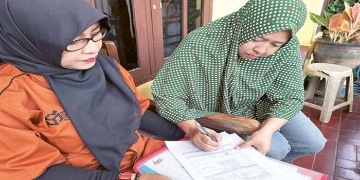 DATANG LANGSUNG: Petugas PPK Kedungkandang melakukan verifikasi faktual data dukungan bakal calon pasangan independen Sam HC-Rizky Boncell kemarin.