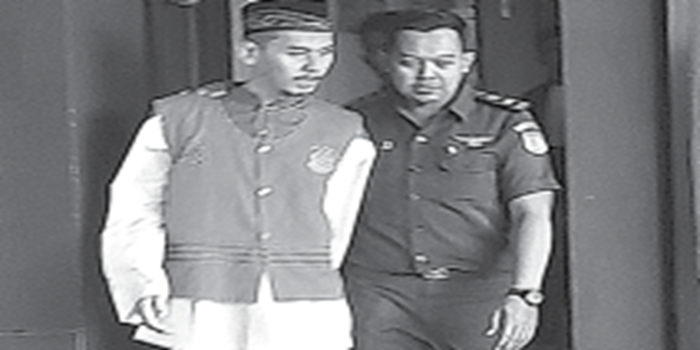 TERDAKWA: Bagus Tamam Nasrullah (kiri) setelah menjalani persidangan di Pengadilan Negeri (PN) Kepanjen.