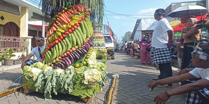 TRADISI TAHUNAN: Tumpeng berisi hasil bumi diarak warga RW 06 Dusun Sememek, Desa Kanigoro, Kecamatan Pagelaran kemarin.