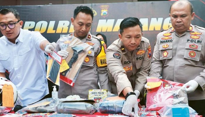 RILIS PERKARA: Polisi menunjukkan berbagai barang bukti, termasuk palu yang digunakan tersangka melakukan pembunuhan dan motor yang dibawa kabur, kemarin (22/7).