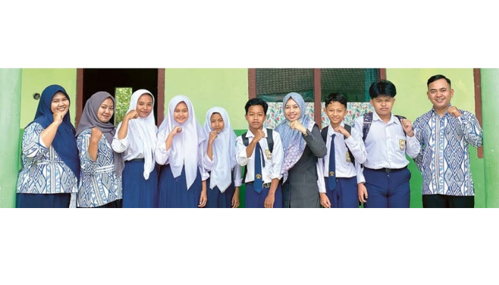 TETAP BERTAHAN: Siti Mutaminatun Ula, Kepala SMP Islam Ulul Albab (empat dari kanan) bersama tiga guru dan enam siswa di sana, kemarin.