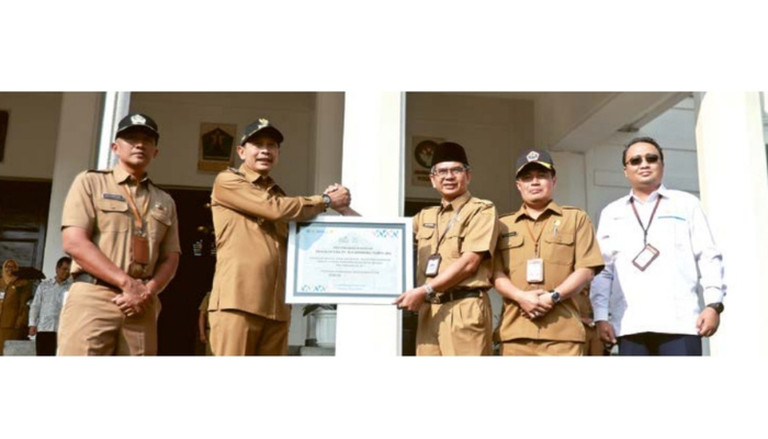 BAKAL DIMONITOR: Pj Wali Kota Malang Wahyu Hidayat (dua dari kiri) menyampaikan bantuan CSR dari PT PLN Persero di Balai Kota, kemarin pagi.