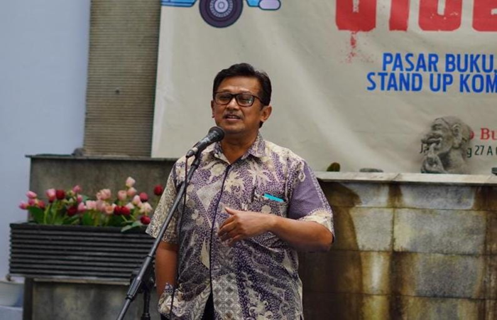 ORASI: Prof Dr Djoko Saryono mengungkapkan pemikirannya dalam Roadshow Festival Literasi di Toko Buku Togamas Jl Dieng, Kota Malang, Jumat (19/7).