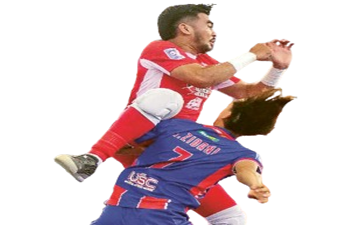 CEDERA PARAH: Pemain Unggul FC Ramadhan Zidani (bawah) benturan dengan kiper Giga FC di laga Pro Futsal League Minggu lalu (21/7)