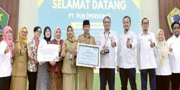 BANGGA: Kepala Sekolah Budi Hartono MMPd didampingi komite SDN Brugge menerima bantuan CSR dari Manager Unit PT PLN Persero UPP JBTB 2 Surabaya David Eko Prasetyo ST MM beserta tim.