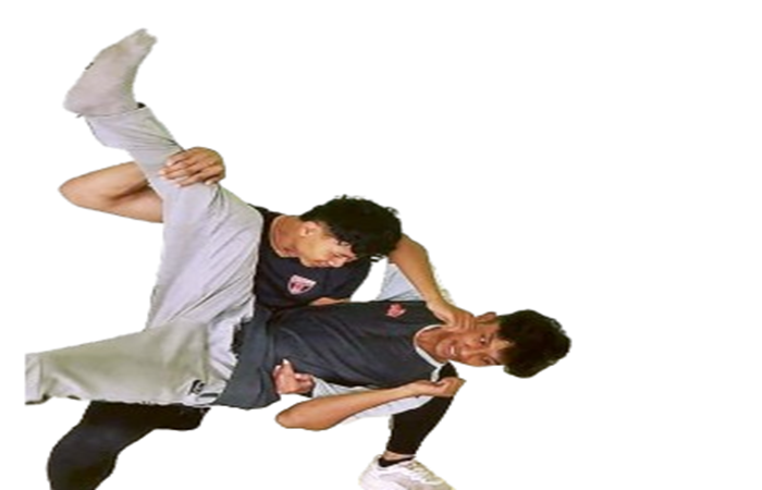 CARI ATLET TERBAIK: Atlet Pencak Silat Kota Malang menjalani latihan rutin di Stadion Gajayana kemarin.