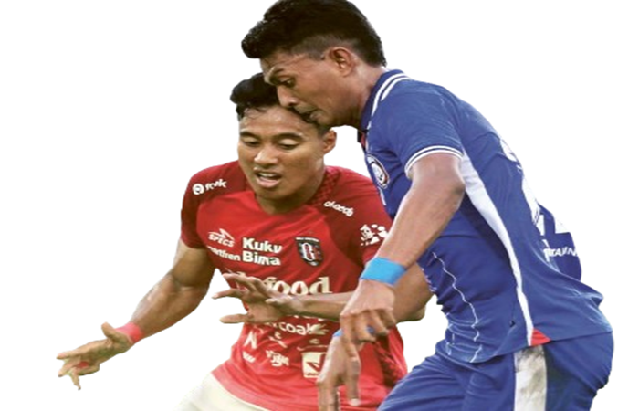 MAKSIMALKAN KEKUATAN: Dedik Setiawan (kanan) berusaha melewati pemain Bali United I Made Andhika Wijaya dalam laga Piala Presiden 2024 Minggu lalu (21/7).