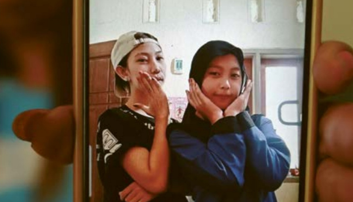DALAM PENCARIAN: Sifarah Aprilia Putri (kiri) dan Savana Anastasya belum pulang sejak nonton acara Bantengan di Kelurahan Wonokoyo, Kecamatan Kedungkandang, Minggu malam (21/7).