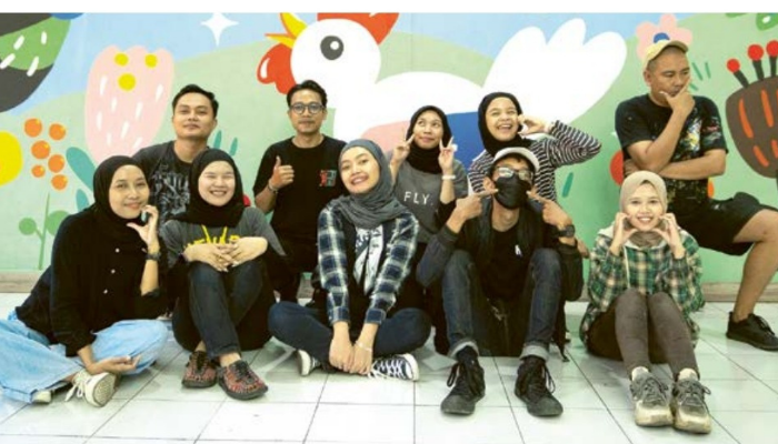 PROYEK SOSIAL: Anggota Komunitas Malang Mural Family berfoto bersama setelah menyelesaikan lukisan di lobi Poli Anak RSSA, Minggu lalu (21/7).