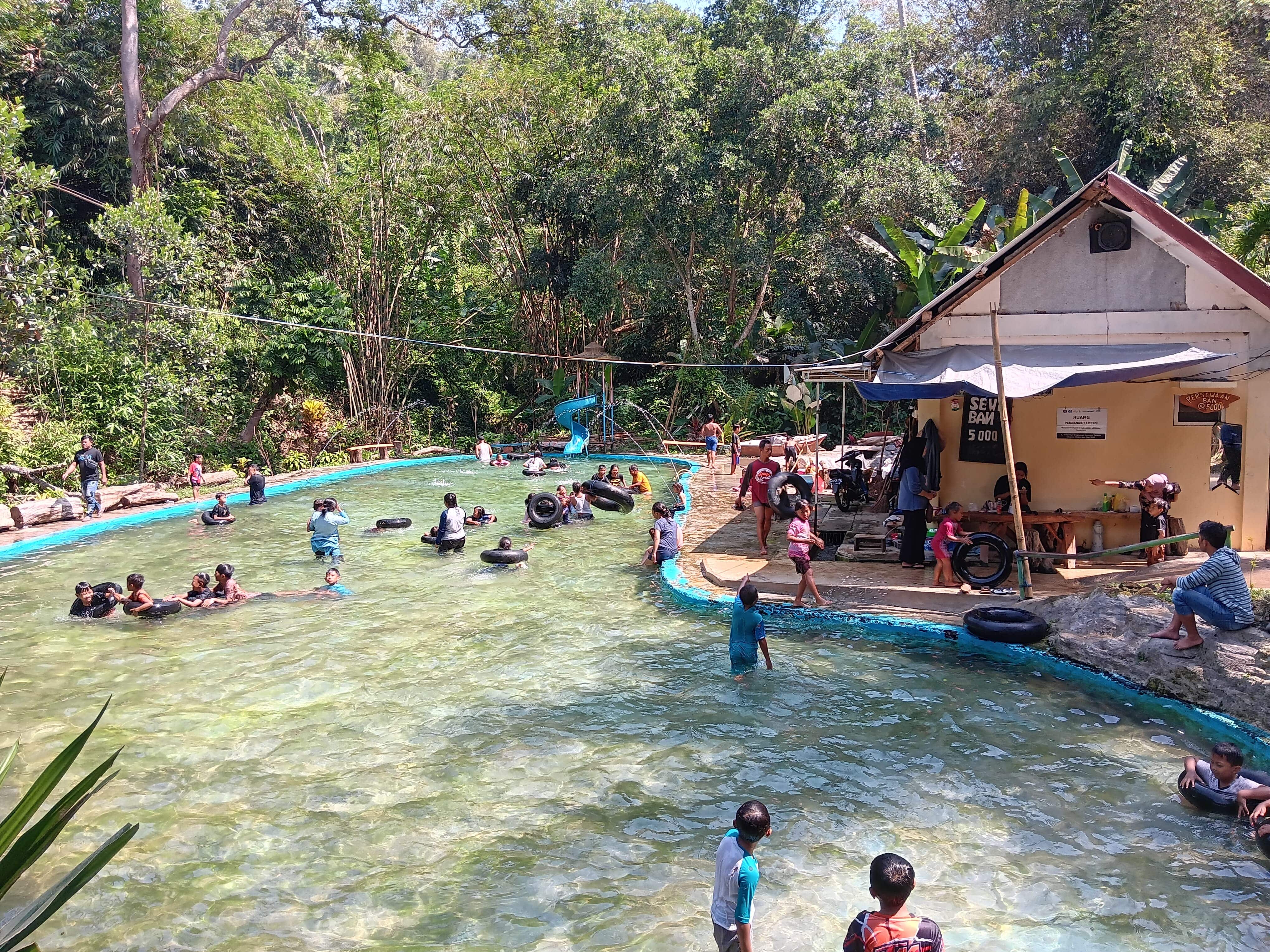 WAHANA FAVORIT: Wisatawan yang didominasi anak-anak menikmati kesegaran air di kolam renang wisata Pemandian Sumberingin di Desa Wringinsongo, Kecamatan Tumpang.
