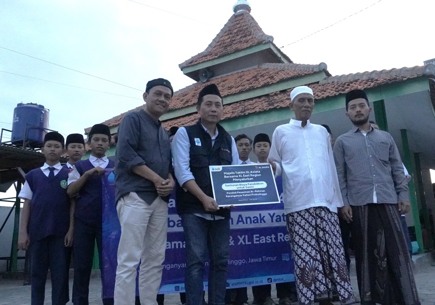 MTXL Axiata bekerjasama dengan XL Region East menyalurkan santunan Program Semarak Muharram 1446 H &ldquo;Kebahagiaan Anak Yatim&rdquo; dan &ldquo;Santunan Biaya Pendidikan Untuk Santri&rdquo; di Pondok PesantrenA r-Rahman