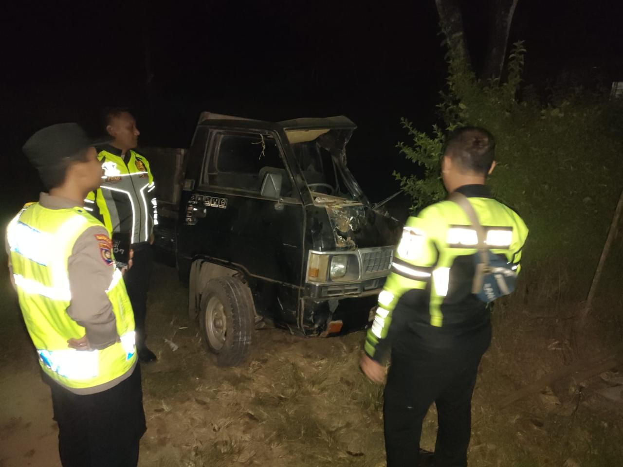RINGSEK: Aparat kepolisian memeriksa kondisi kendaraan sebelum evakuasi kemarin malam (23/7).