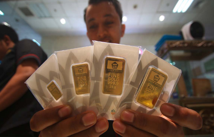 BANYAK PEMINAT: Salah satu staf toko emas di Malang Town Square (Matos) menunjukkan varian emas antam yang dijual di sana, kemarin.