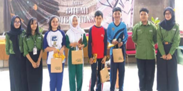 PELOPOR: Perwakilan siswa SMAN 7 Malang yang beruntung mendapatkan hadiah saat orientasi kegiatan Adiwiyata dan peduli lingkungan, Senin lalu (22/7).