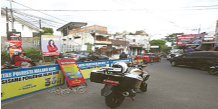 KERAP MACET: Kondisi lalu lintas di persimpangan Jalan Buring kemarin siang. Dishub berencana mengembalikan lalin di sana menjadi dua arah untuk mengurai kemacetan.