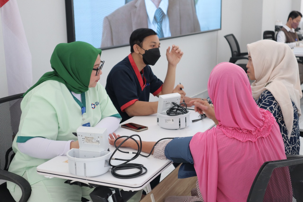 GRATIS. Pemeriksaan kesehatan dalam rangka HUT Brimedika ke-2 dipadati oleh warga lingkungan kelurahan Penanggungan