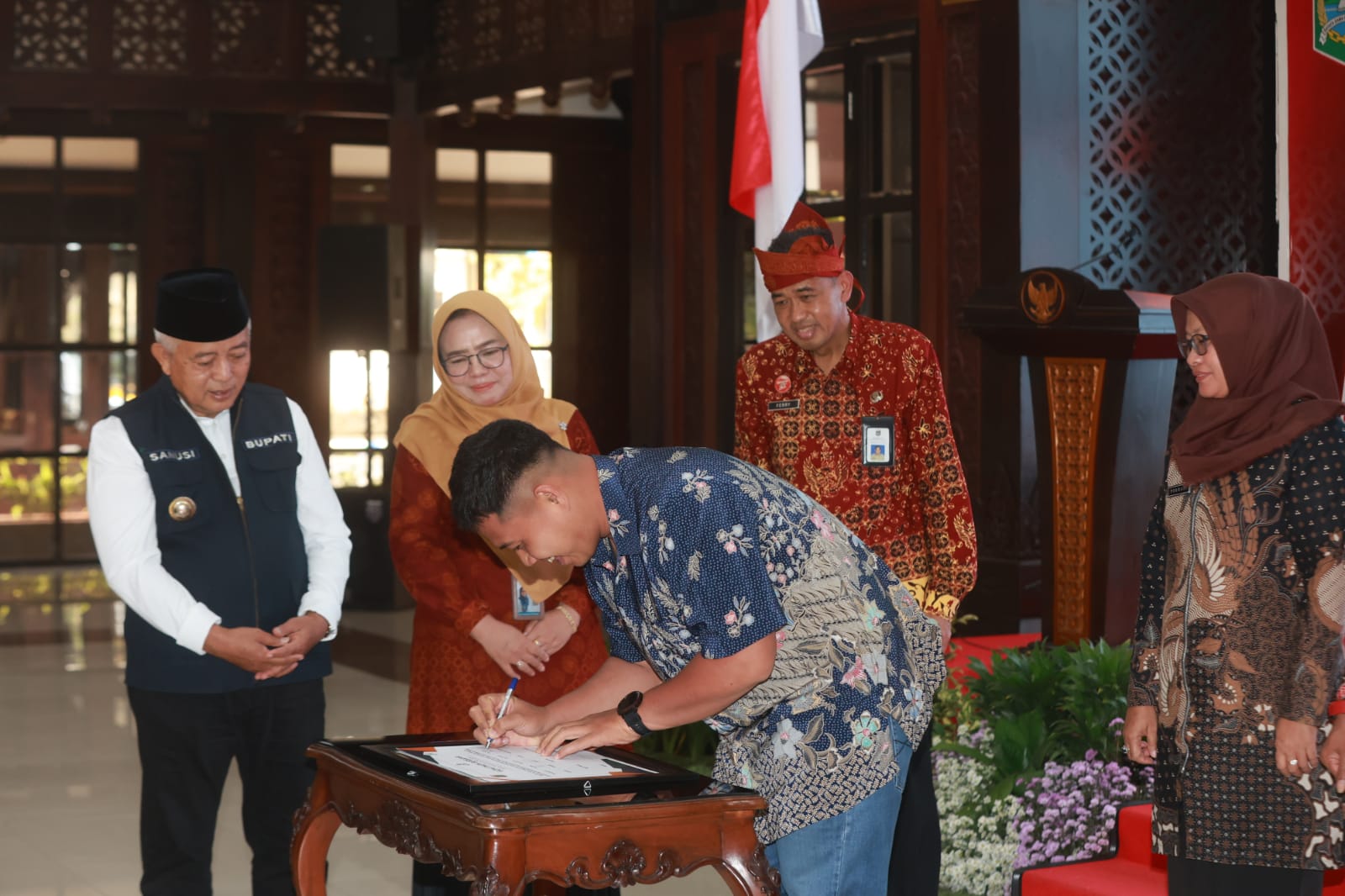 POTENSI DESA: Plt Kepala Diskominfo Kabupaten Malang Ferry Hari Agung (berdiri, dua dari kanan) mendampingi Bupati Malang H M. Sanusi (kiri) saat mencanangkan program Desa Cantik di Pendapa Paji, Kepa