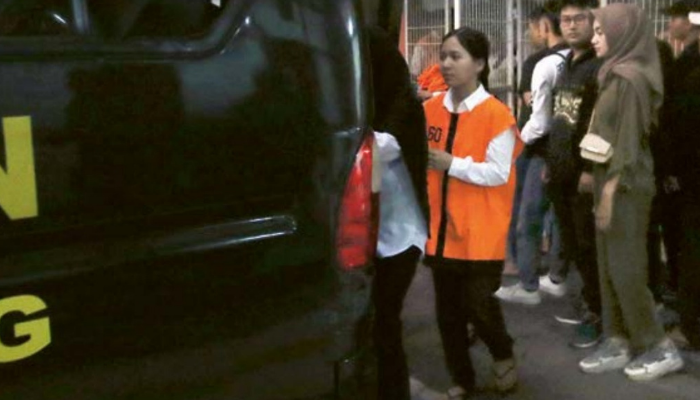 TINGGAL TUNGGU PUTUSAN: Indah Permatasari berjalan menuju mobil tahanan setelah mengikuti sidang di Pengadilan Negeri Malang kemarin (24/7).