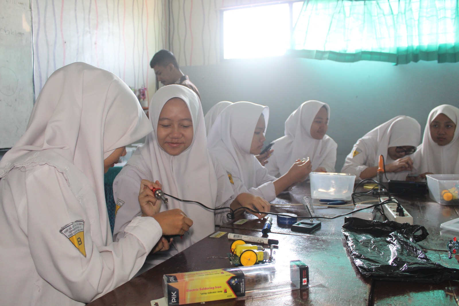 Siswi SMPI Almaarif 01 Singosari Saat Praktikum Robotik.