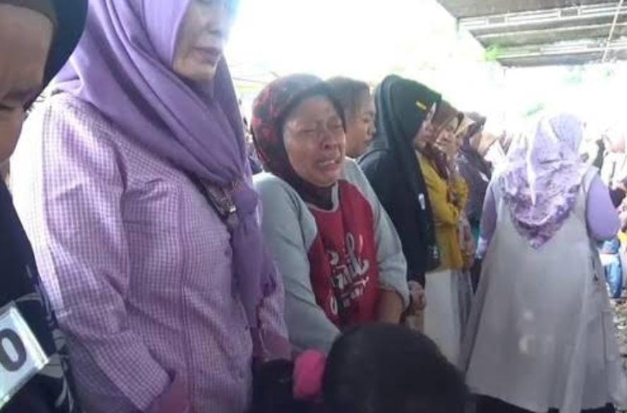 Potret Ibu-Ibu Mengikuti Lomba Menangis di Tegal