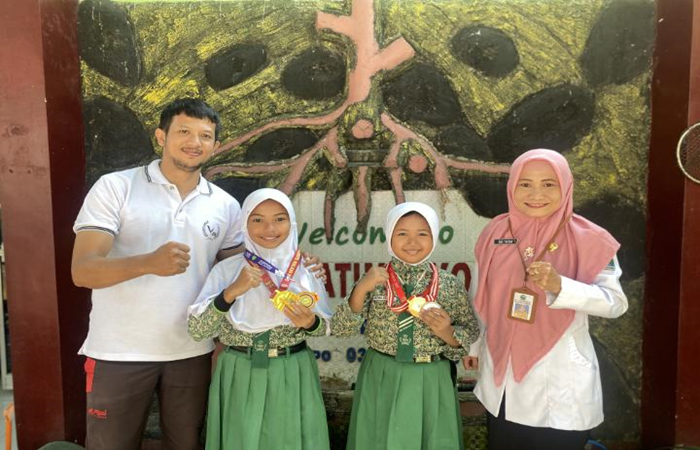 BIKIN BANGGA : Dua siswi berprestasi SDN Jatimulyo 1 Malang mendapat apresiasi dari pelatih dan kepala sekolah.