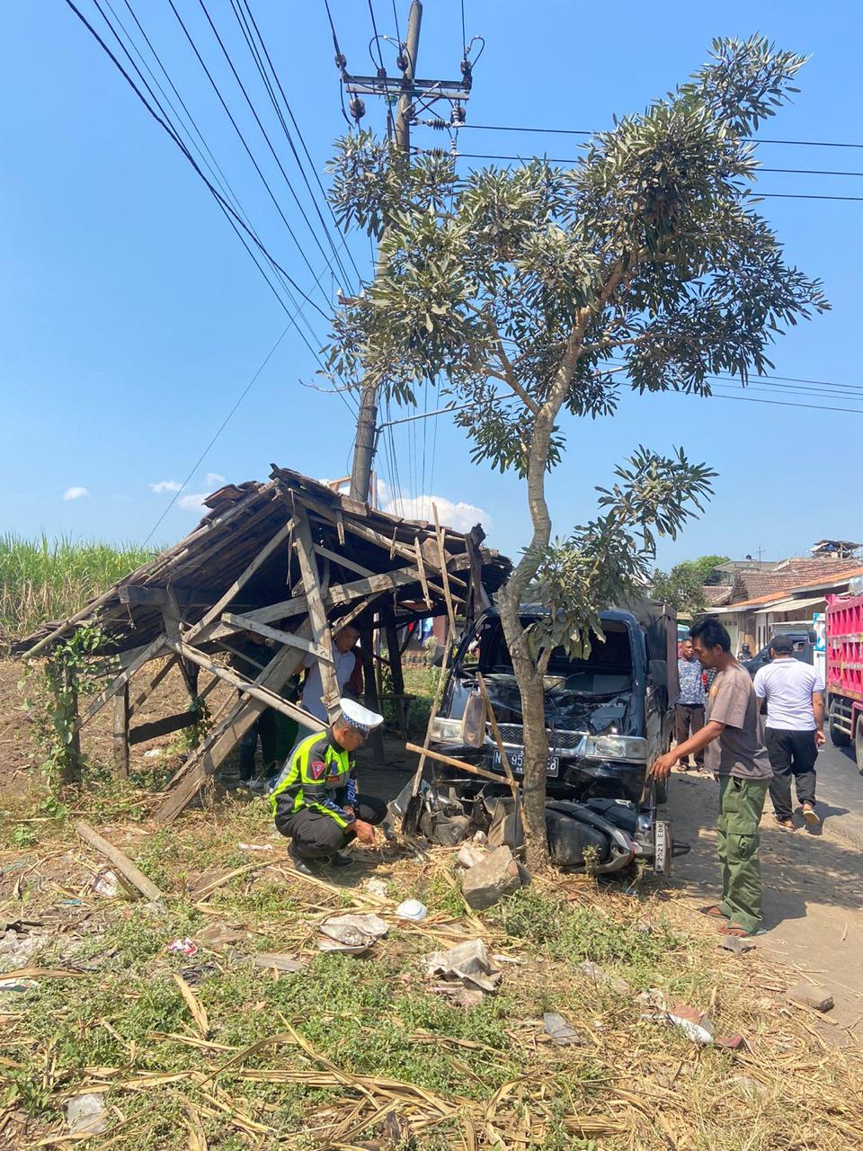 LAKA LANTAS: Pikap menabrak sepeda motor Honda vario di Jalan KH Syamsul Arifin, Desa Putukrejo, Gondanglegi kemarin (25/7).