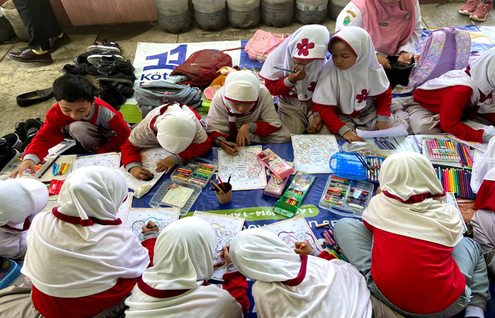FOKUS : Beberapa siswi fokus mewarnai dalam peringatan HAN SDN Balearjosari 1.