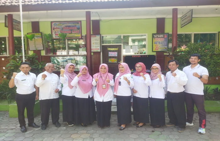 BERI BUKTI : Kepala Sekolah Nur Faidah SPd MSi (lima dari kiri) bersama seluruh guru dan staf berkomitmen melambungkan prestasi SDN Jatimulyo 1 Malang.