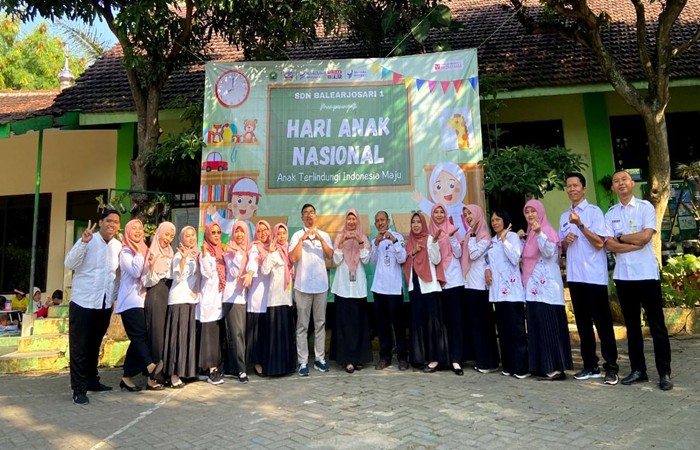 KOLABORASI : Kepala Sekolah Winanjar Rahayu SPd MPd bersama Pengawas SD Bambang Supriyadi SPd MPd, BI KPw Malang Andhaka Aji Putra Pratama, dan seluruh guru SDN Balearjosari 1 memperingati HAN, Rabu