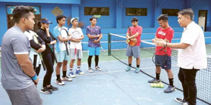 PERSIAPAN TERGANJAL: Atlet tenis lapangan Kabupaten Malang bersiap berlatih di Lapangan Tenis Universitas Muhammadiyah Malang kemarin.