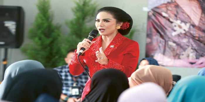 TUGAS LEGISLATIF: Kris Dayanti bertemu dengan masyarakat Desa Sidomulyo, Kecamatan Batu, Kota Batu, dalam rangka sosialisasi tentang kesehatan kemarin (24/7)
