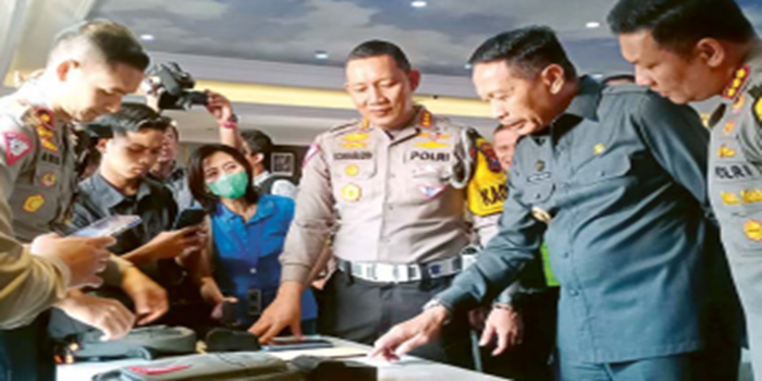 BISA TILANG PARKIR LIAR: Dirlantas Polda Jatim Kombes Pol Komarudin (tengah) menunjukkan cara kerja Electronic Traffic Law Enforcement Mobile Handheld kepada Pj Wali Kota Malang di Mapolresta Malang.