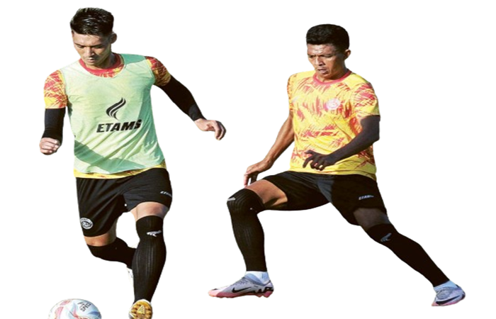 JAGA PERFORMA: Syaeful Anwar (kiri) mendapat pengawalan ketat Dedik Setiawan dalam latihan di Lapangan Samudra Kuta, Selasa lalu (23/7).