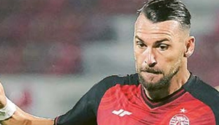 TERMOTIVASI: Marko Simic berusaha mengontrol bola di laga melawan Arema FC pada Rabu lalu (24/7) .